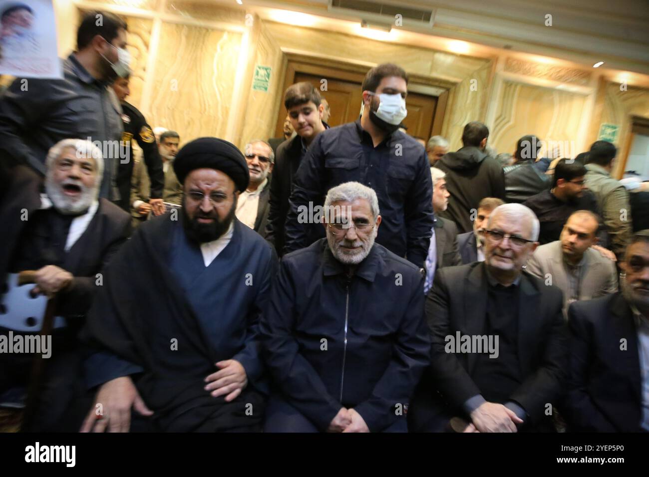 Teheran, Iran. 31 ottobre 2024. Il generale di brigata iraniano ESMAIL QAANI (C), capo della forza Quds del corpo delle guardie rivoluzionarie islamiche (IRGC), partecipa a una cerimonia in Piazza Palestina a Teheran, per commemorare il defunto Hashem Safieddine, un importante chierico che doveva succedere al leader assassinato di Hezbollah Hassan Nasrallah, ucciso da un attacco aereo israeliano a Beirut. Qaani, nominato dal leader supremo dopo la morte di Qasem Soleimani, guida le operazioni extraterritoriali della forza Quds. Nell'ottobre 2024, voci suggerivano che fosse rimasto ferito o ucciso al fianco di Hashem Safieddine nel Th Foto Stock