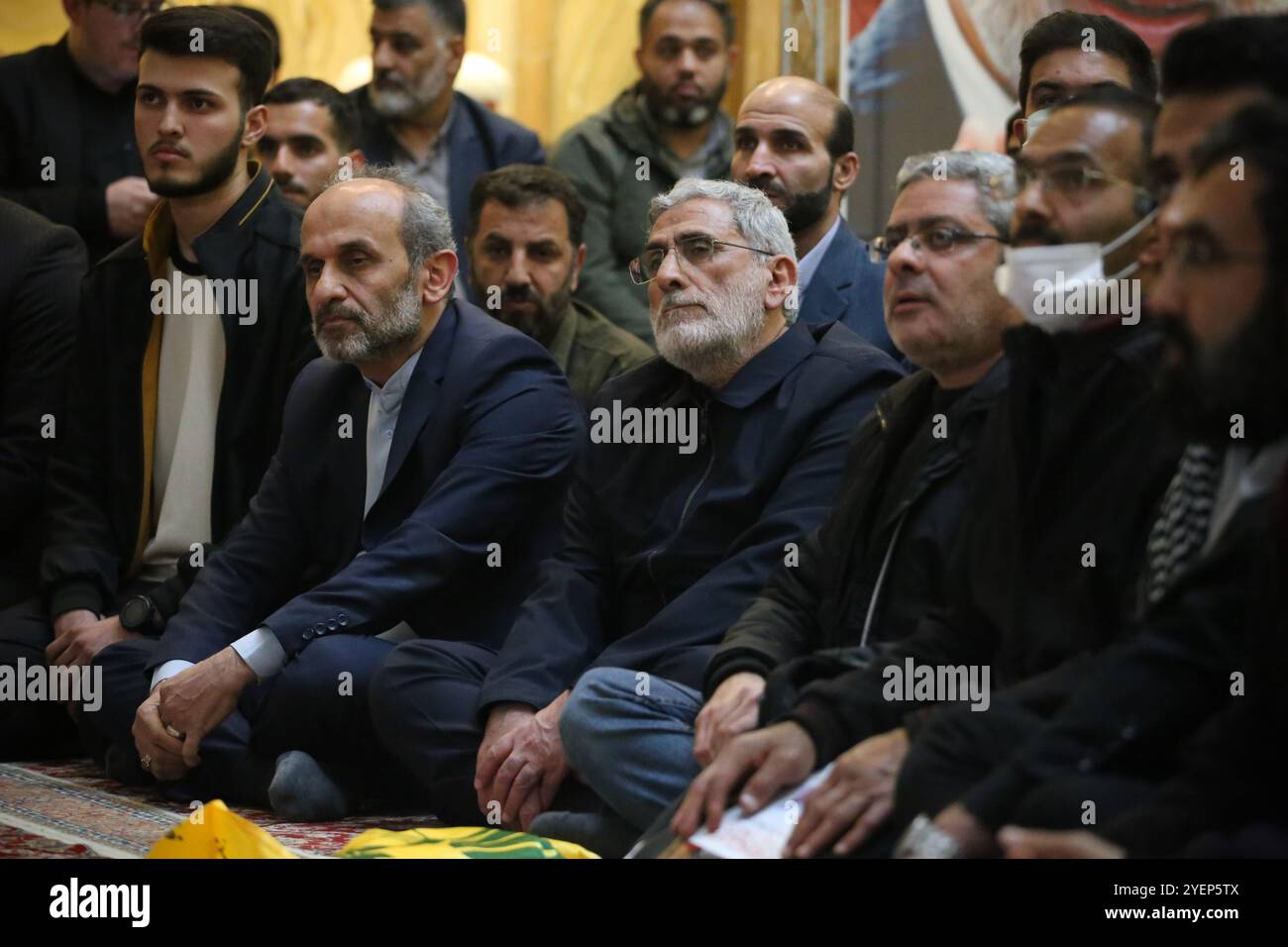 Teheran, Iran. 31 ottobre 2024. Il generale di brigata iraniano ESMAIL QAANI (C), capo della forza Quds del corpo delle guardie rivoluzionarie islamiche (IRGC), partecipa a una cerimonia in Piazza Palestina a Teheran, per commemorare il defunto Hashem Safieddine, un importante chierico che doveva succedere al leader assassinato di Hezbollah Hassan Nasrallah, ucciso da un attacco aereo israeliano a Beirut. Qaani, nominato dal leader supremo dopo la morte di Qasem Soleimani, guida le operazioni extraterritoriali della forza Quds. Nell'ottobre 2024, voci suggerivano che fosse rimasto ferito o ucciso al fianco di Hashem Safieddine nel Th Foto Stock