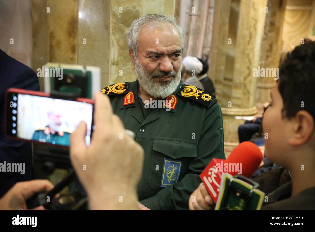 Teheran, Iran. 31 ottobre 2024. Il vice comandante in capo iraniano del corpo delle guardie rivoluzionarie islamiche (IRGC), ALI FADAVI, partecipa a una cerimonia in Piazza Palestina a Teheran, per commemorare il defunto Hashem Safieddine, un importante chierico che doveva succedere al leader assassinato degli Hezbollah Hassan Nasrallah, ucciso da un attacco aereo israeliano a Beirut. Fadavi ha conseguito lauree in ingegneria elettrica e gestione strategica presso l'Università di tecnologia di Isfahan. Veterano della guerra Iran-Iraq, ha prestato servizio in vari ruoli di intelligence e ha comandato le forze navali dell'IRGC. Nel 2016, lui Foto Stock