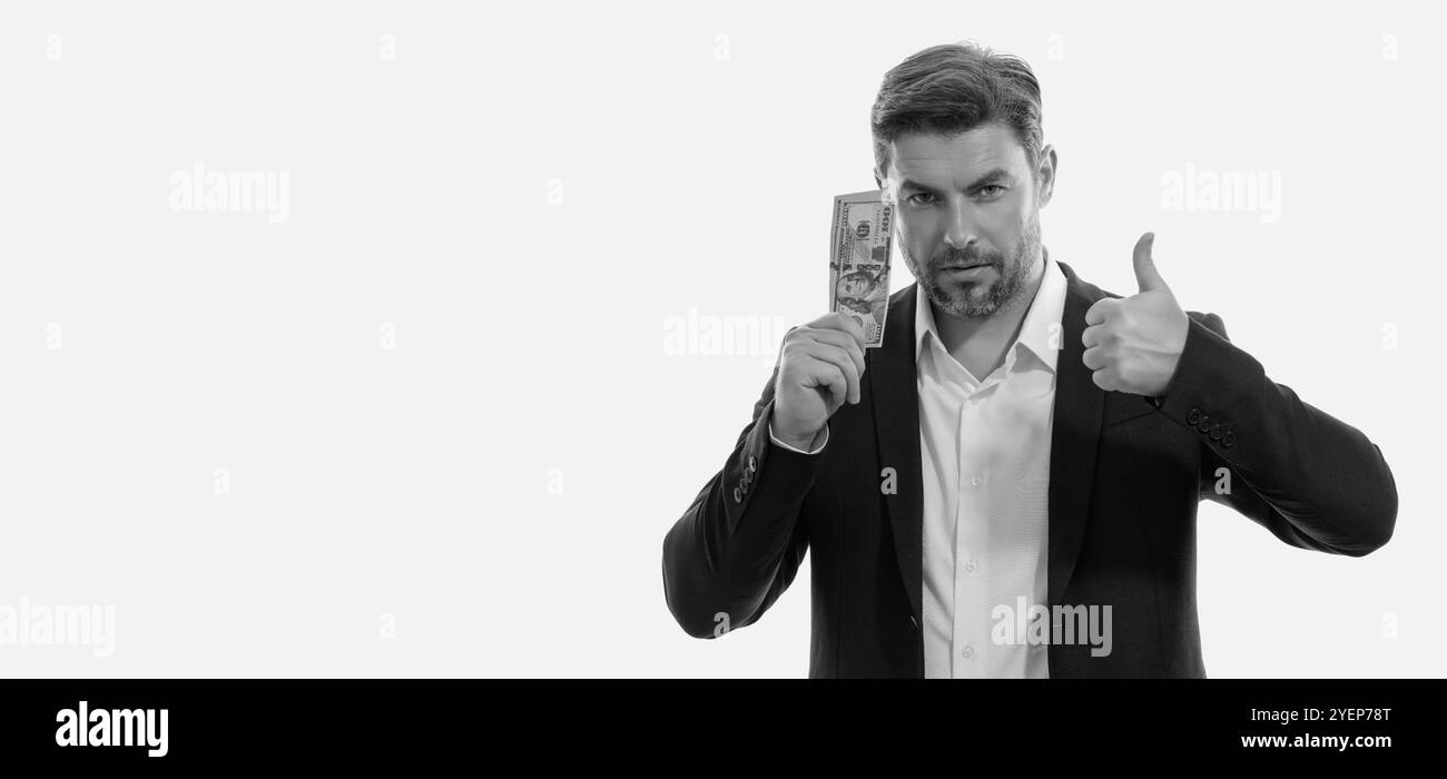 Uomo d'affari in t-shirt con banconote in denaro contante dollari isolato su sfondo giallo studio. Conto di cento dollari, concetto finanziario. Foto Stock