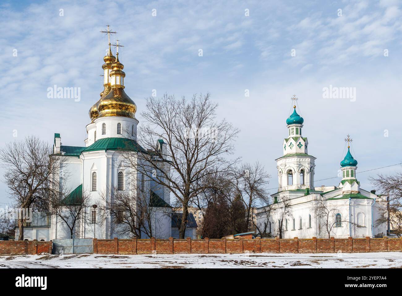 Storica chiesa bianca con cupole dorate e verdi in una fredda giornata invernale. Cattedrale dello Spirito Santo o Cattedrale della discesa dello Spirito Santo, una chiesa i Foto Stock