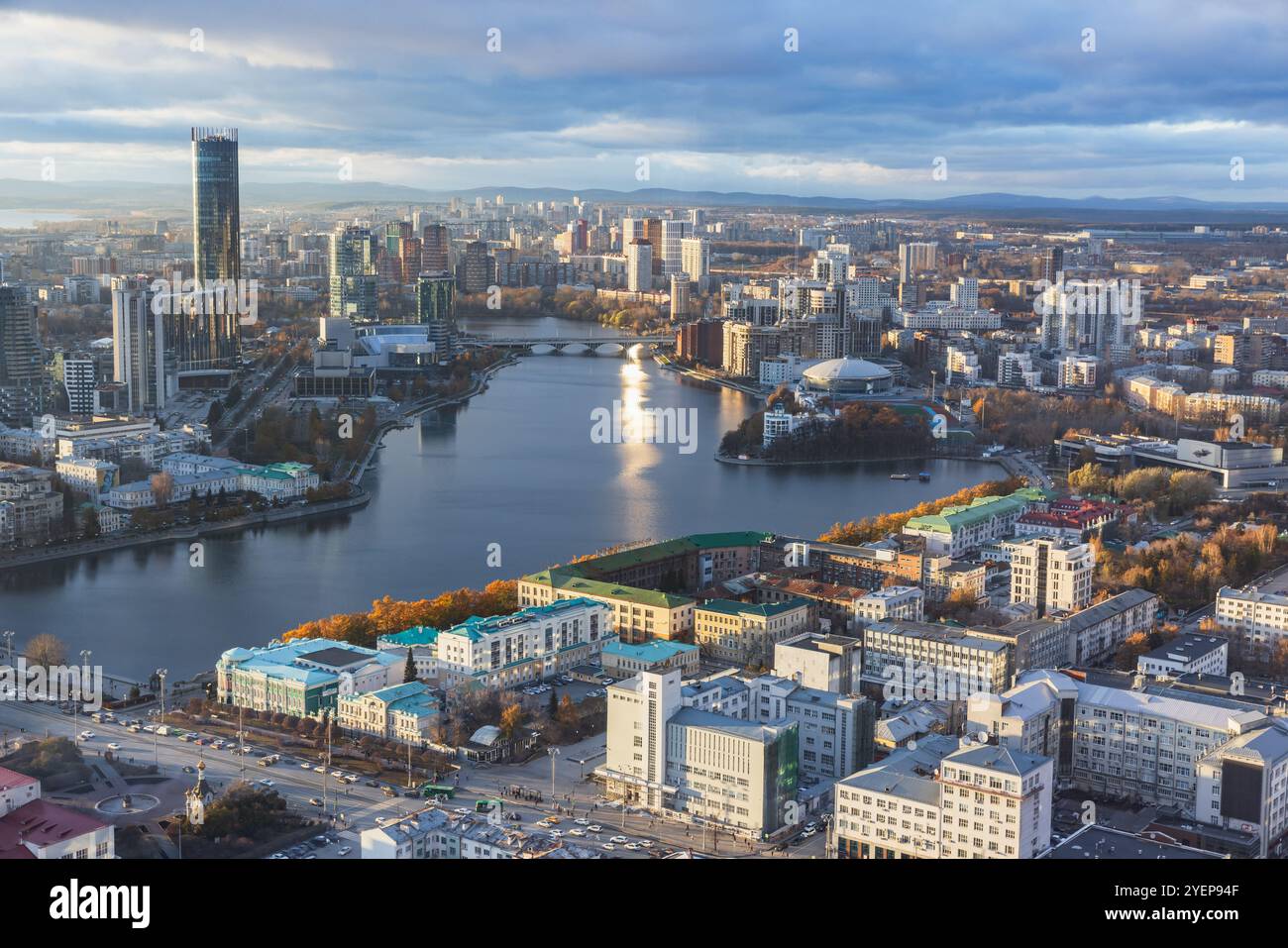 Ekaterinburg, Russia - 25 ottobre 2024: Vista della città di Ekaterinburg e del fiume Iset, foto dall'alto scattata al Vysotsky Skyscraper Foto Stock