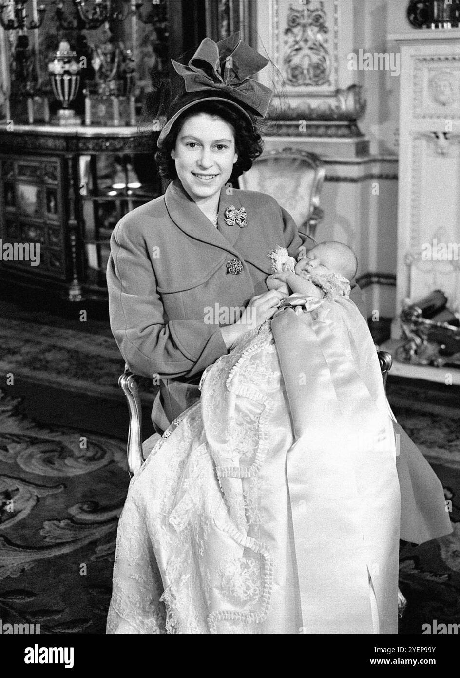 Foto del file datata 15/12/48 della principessa Elisabetta che tiene in braccio suo figlio, il principe Carlo, dopo la sua cerimonia di battesimo a Buckingham Palace. I Military Wives Choirs hanno pubblicato una nuova canzone commovente per celebrare l'imminente 76esimo compleanno del re. La ninna nanna di novembre ripropone la "notte fredda e nebbiosa di Londra", quando il re nacque a Buckingham Palace nel 1948, e la speranza e la gioia di una Gran Bretagna del dopoguerra in ripresa. Rende anche omaggio alla sua defunta madre, la regina Elisabetta II, che era lei stessa una "moglie militare", e ha prestato servizio nelle forze armate. Data di pubblicazione: Venerdì 1 novembre 2024. Foto Stock