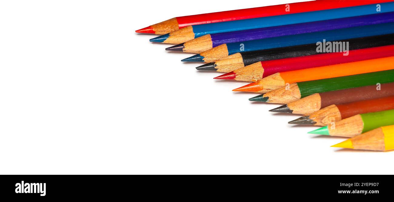 Numerose matite colorate in varie tonalità sono disposte in una disposizione creativa su uno sfondo bianco, ideale per gli sforzi artistici e i professionisti creativi Foto Stock