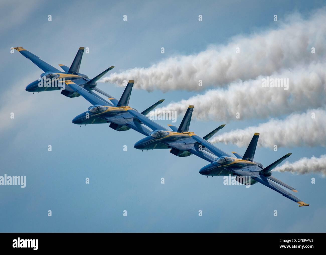 Il Navy Flight Demonstration Squadron, i Blue Angels, si esibiscono a Pensacola Beach, Florida. durante la stagione dello show 2024. I Blue Angels sono la Marina e.. Foto Stock