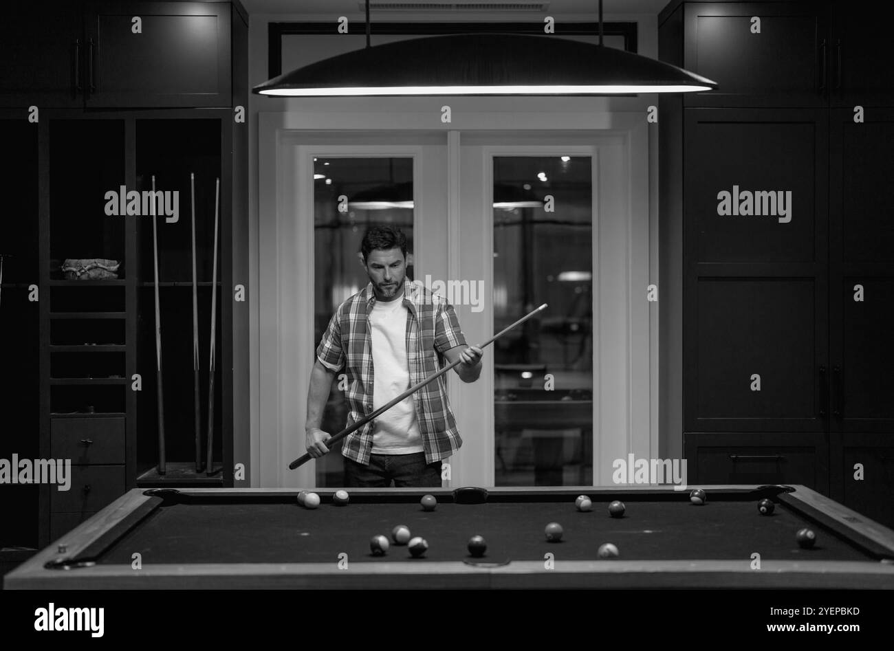 Uomo che gioca a biliardo. L'uomo gioca a biliardo americano nella sala biliardo. Giocatore snooker. Giovane professionista che gioca a biliardo nel club di biliardo. Foto Stock