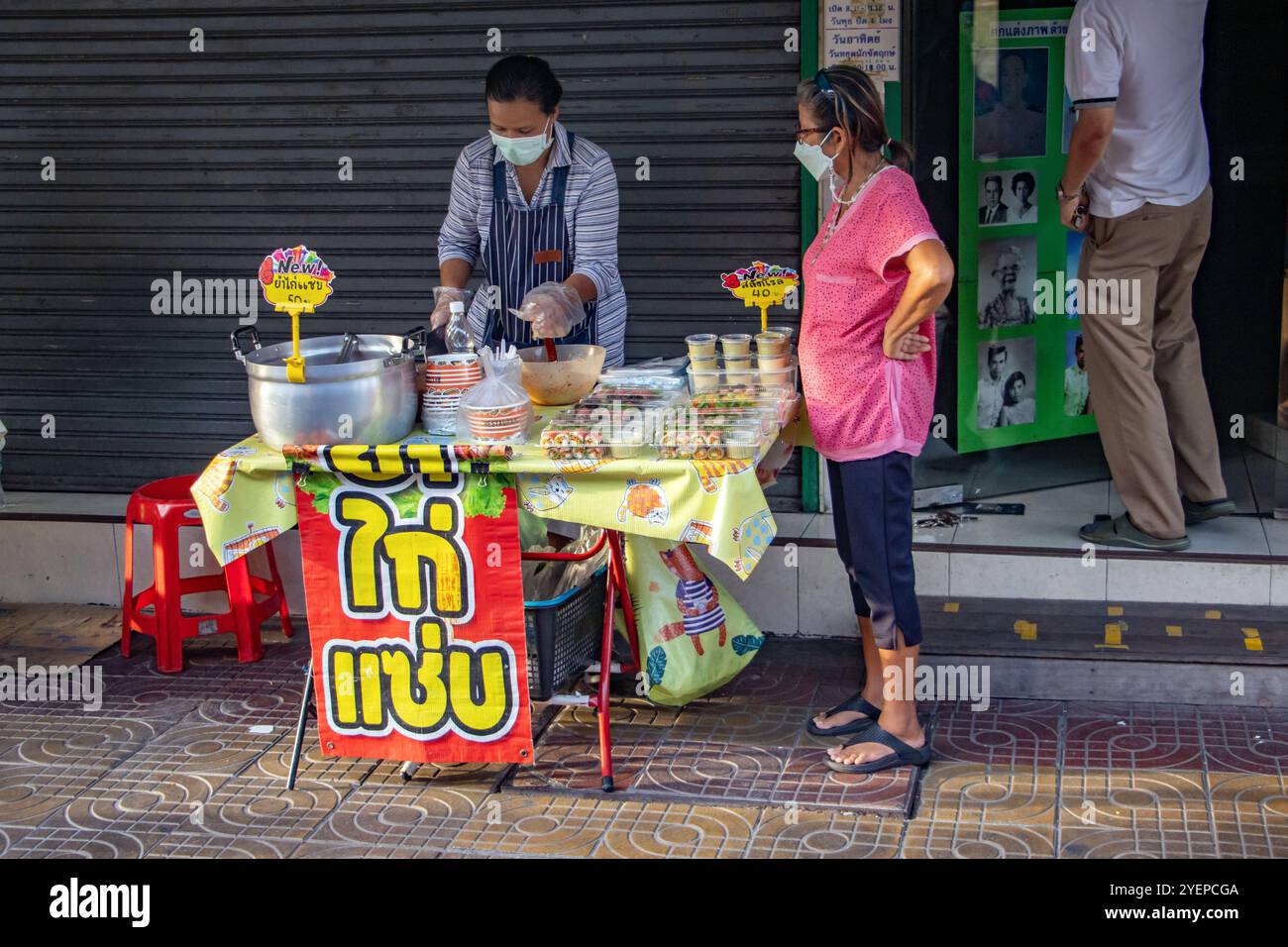 SAMUT PRAKAN, THAILANDIA, 16 GIUGNO 2024, chiosco di cibo di strada che offre insalate, nel tardo pomeriggio Foto Stock