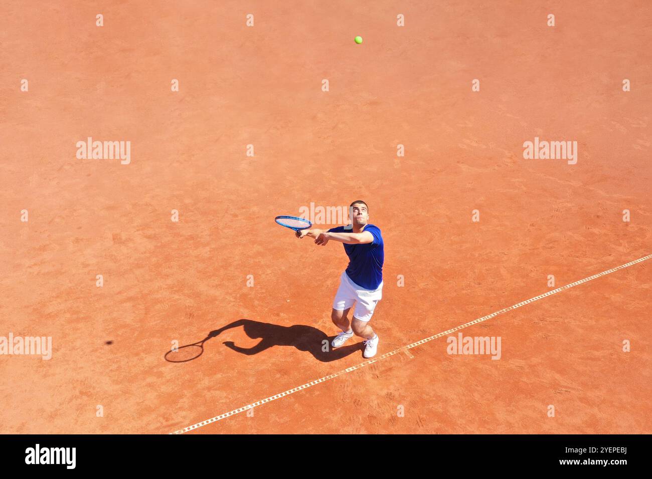 Tennista professionista che esegue un potente primo servizio, vista aerea. Foto Stock