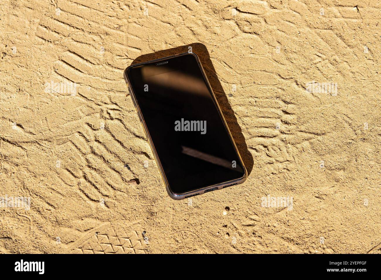 Ha perso il telefono cellulare per terra al primo piano della strada Foto Stock