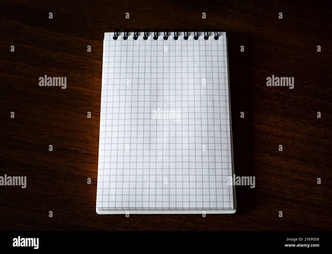 Tampone di scrittura vuoto sul primo piano dello sfondo in legno Foto Stock