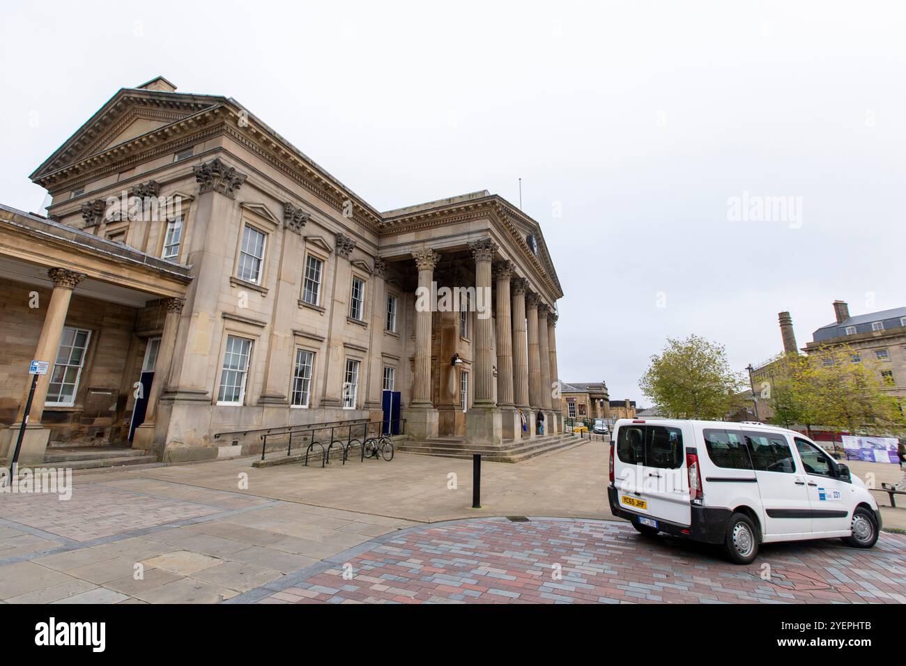 Lavori di ammodernamento e ristrutturazione della stazione ferroviaria di Huddersfield, West Yorkshire, Regno Unito. La stazione ferroviaria di Huddersfield serve la città di Huddersfield nel West Yorkshire, Inghilterra. La stazione è gestita dalla TransPennine Express. Progettata dall'architetto James Pigott Pritchett e costruita dallo studio di Joseph Kaye nel 1846-50 usando lo stile neoclassico, la stazione è ben nota nei cerchi architettonici per la sua facciata in stile classico, con un portico di ordine corinzio, composto da sei colonne in larghezza e due in profondità, che domina Piazza San Giorgio. Foto Stock