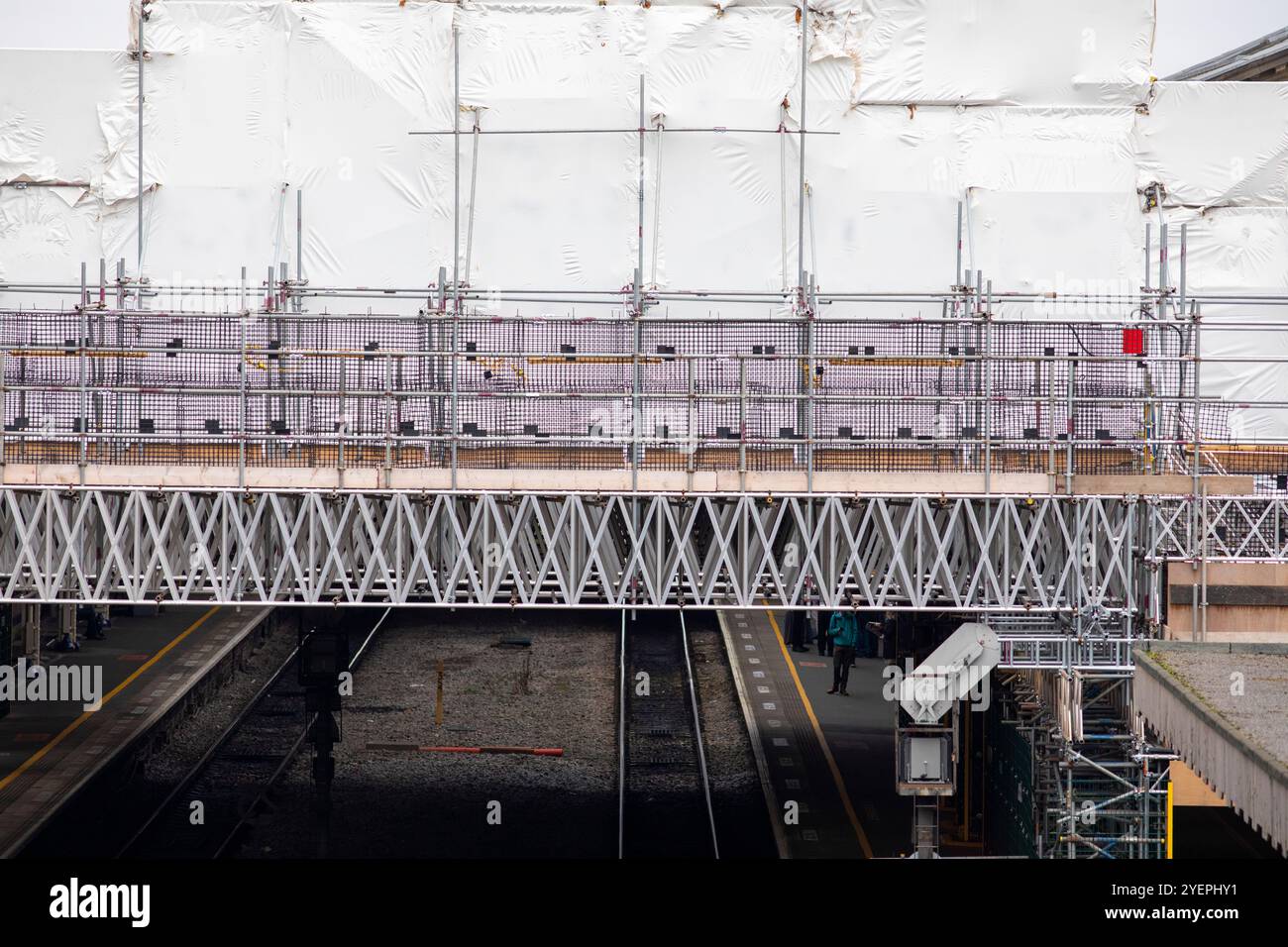 Lavori di ammodernamento e ristrutturazione della stazione ferroviaria di Huddersfield, West Yorkshire, Regno Unito. La stazione ferroviaria di Huddersfield serve la città di Huddersfield nel West Yorkshire, Inghilterra. La stazione è gestita dalla TransPennine Express. Progettata dall'architetto James Pigott Pritchett e costruita dallo studio di Joseph Kaye nel 1846-50 usando lo stile neoclassico, la stazione è ben nota nei cerchi architettonici per la sua facciata in stile classico, con un portico di ordine corinzio, composto da sei colonne in larghezza e due in profondità, che domina Piazza San Giorgio. Foto Stock