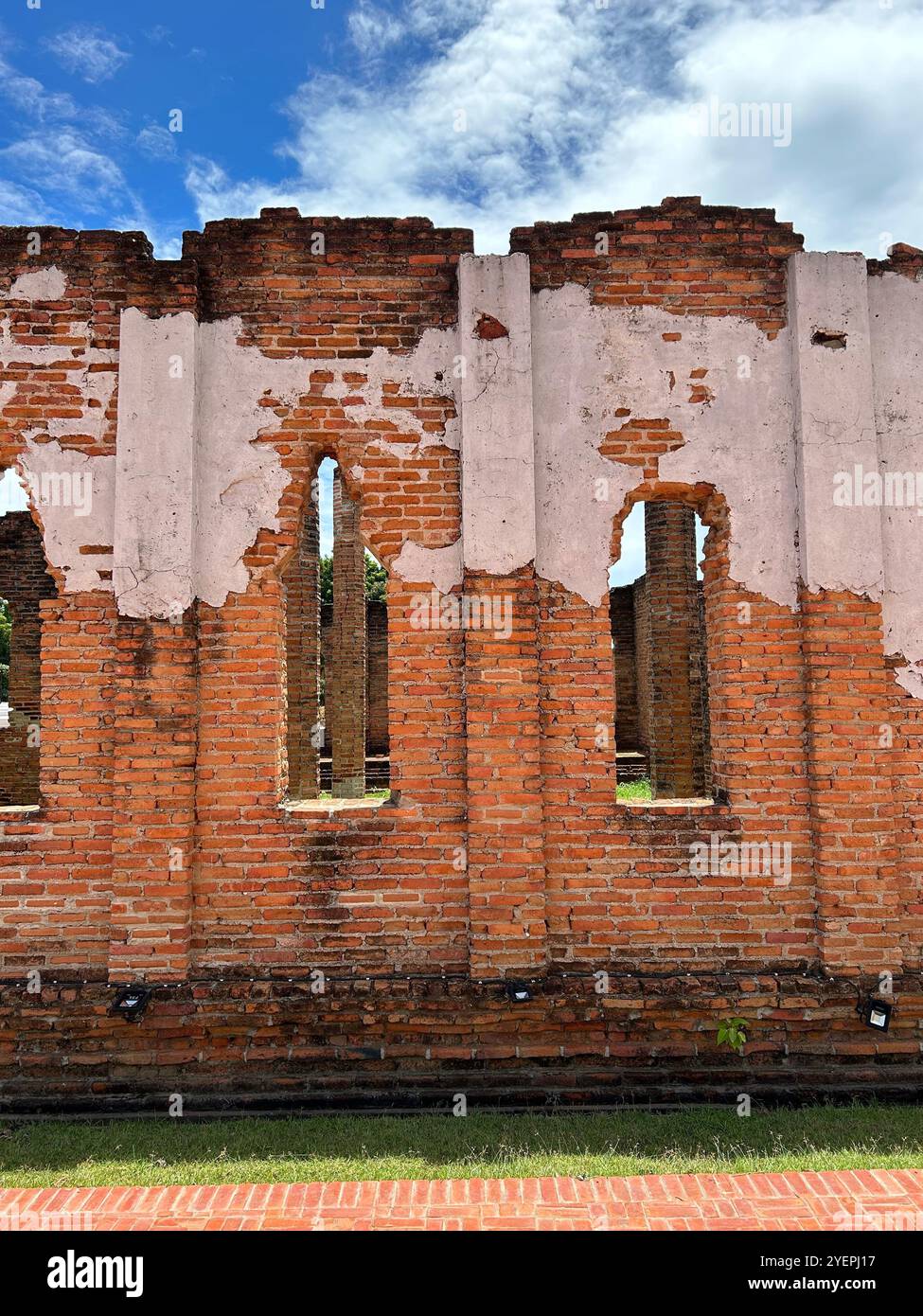Le storiche rovine del muro di mattoni contro un cielo vibrante - Immagine stock catturata con smartphone