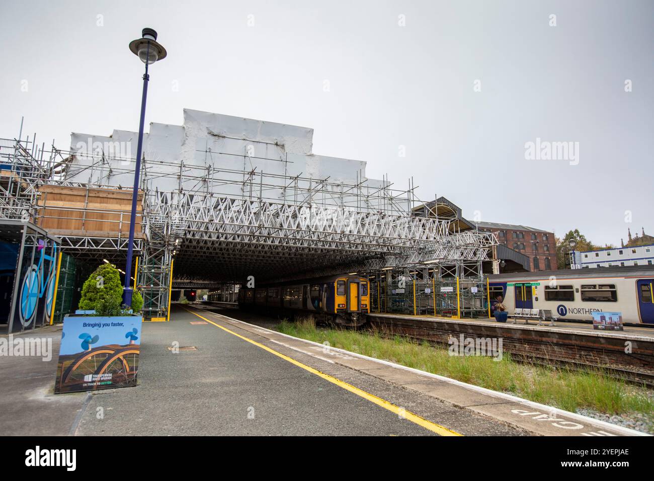 Lavori di ammodernamento e ristrutturazione della stazione ferroviaria di Huddersfield, West Yorkshire, Regno Unito. La stazione ferroviaria di Huddersfield serve la città di Huddersfield nel West Yorkshire, Inghilterra. La stazione è gestita dalla TransPennine Express. Progettata dall'architetto James Pigott Pritchett e costruita dallo studio di Joseph Kaye nel 1846-50 usando lo stile neoclassico, la stazione è ben nota nei cerchi architettonici per la sua facciata in stile classico, con un portico di ordine corinzio, composto da sei colonne in larghezza e due in profondità, che domina Piazza San Giorgio. Foto Stock