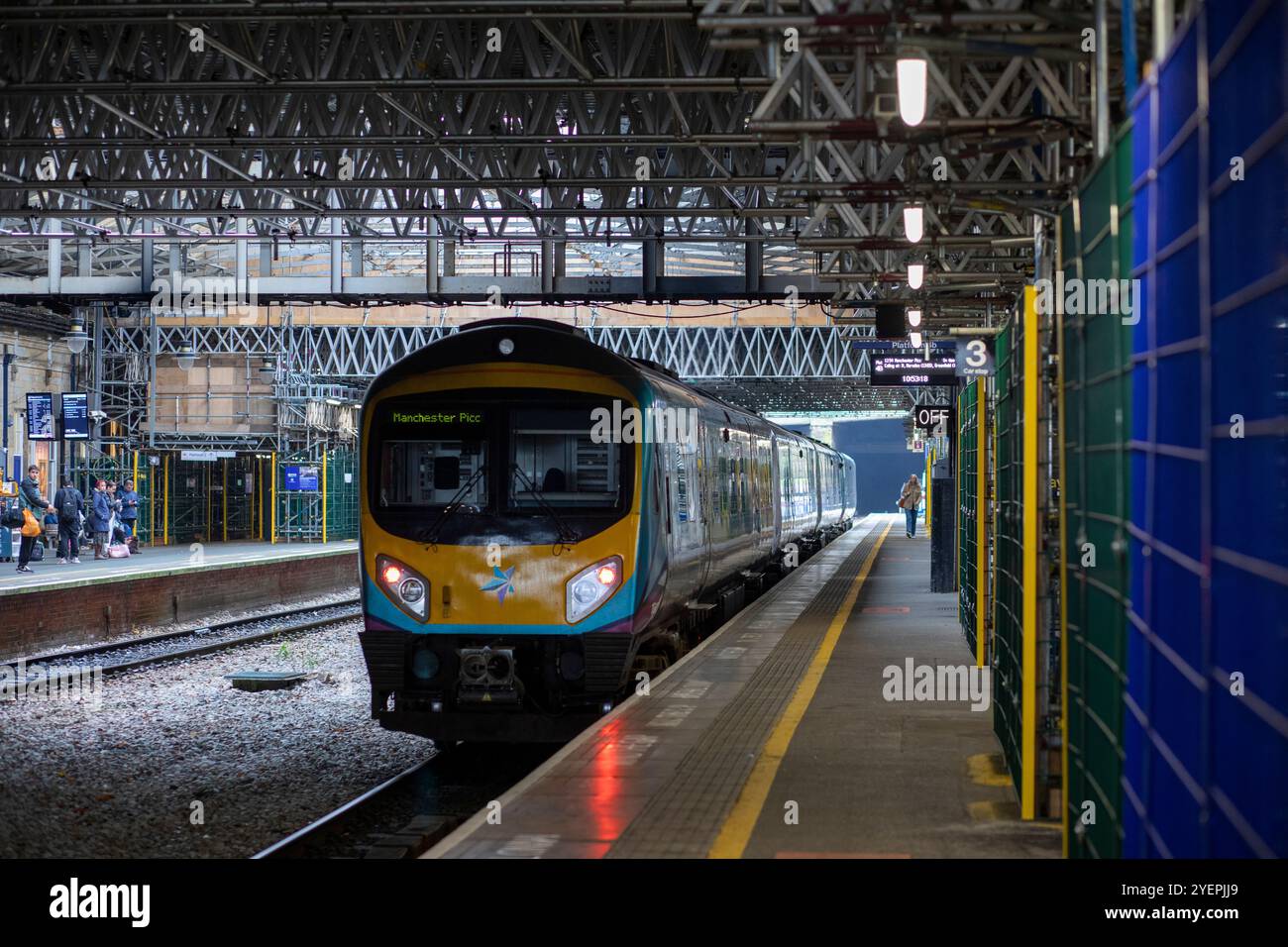 Lavori di ammodernamento e ristrutturazione della stazione ferroviaria di Huddersfield, West Yorkshire, Regno Unito. La stazione ferroviaria di Huddersfield serve la città di Huddersfield nel West Yorkshire, Inghilterra. La stazione è gestita dalla TransPennine Express. Progettata dall'architetto James Pigott Pritchett e costruita dallo studio di Joseph Kaye nel 1846-50 usando lo stile neoclassico, la stazione è ben nota nei cerchi architettonici per la sua facciata in stile classico, con un portico di ordine corinzio, composto da sei colonne in larghezza e due in profondità, che domina Piazza San Giorgio. Foto Stock