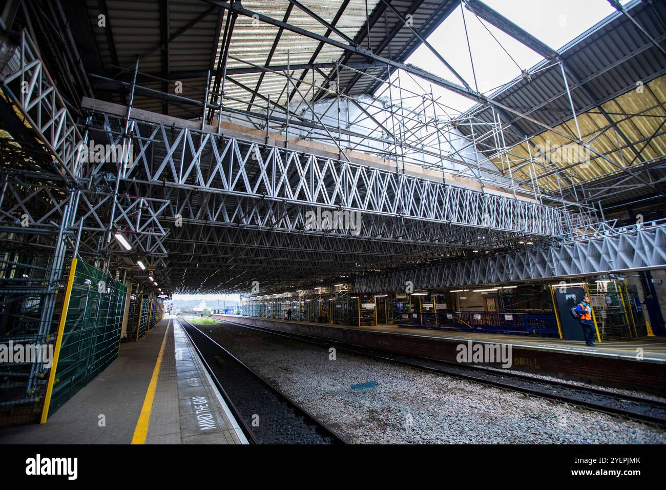 Lavori di ammodernamento e ristrutturazione della stazione ferroviaria di Huddersfield, West Yorkshire, Regno Unito. La stazione ferroviaria di Huddersfield serve la città di Huddersfield nel West Yorkshire, Inghilterra. La stazione è gestita dalla TransPennine Express. Progettata dall'architetto James Pigott Pritchett e costruita dallo studio di Joseph Kaye nel 1846-50 usando lo stile neoclassico, la stazione è ben nota nei cerchi architettonici per la sua facciata in stile classico, con un portico di ordine corinzio, composto da sei colonne in larghezza e due in profondità, che domina Piazza San Giorgio. Foto Stock