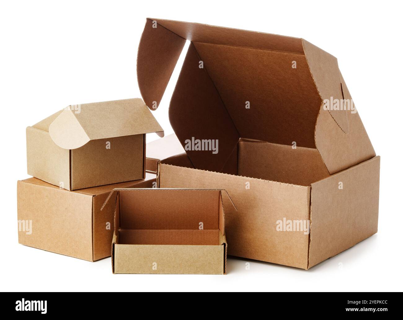 Scatole in cartone marrone impilate in varie misure disposte su sfondo bianco Foto Stock