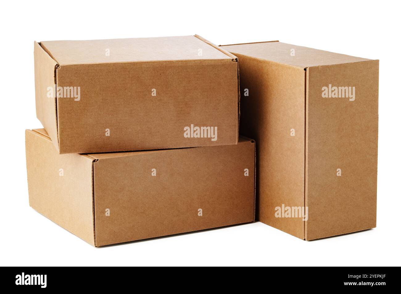 Scatole in cartone marrone impilate in varie misure disposte su sfondo bianco Foto Stock