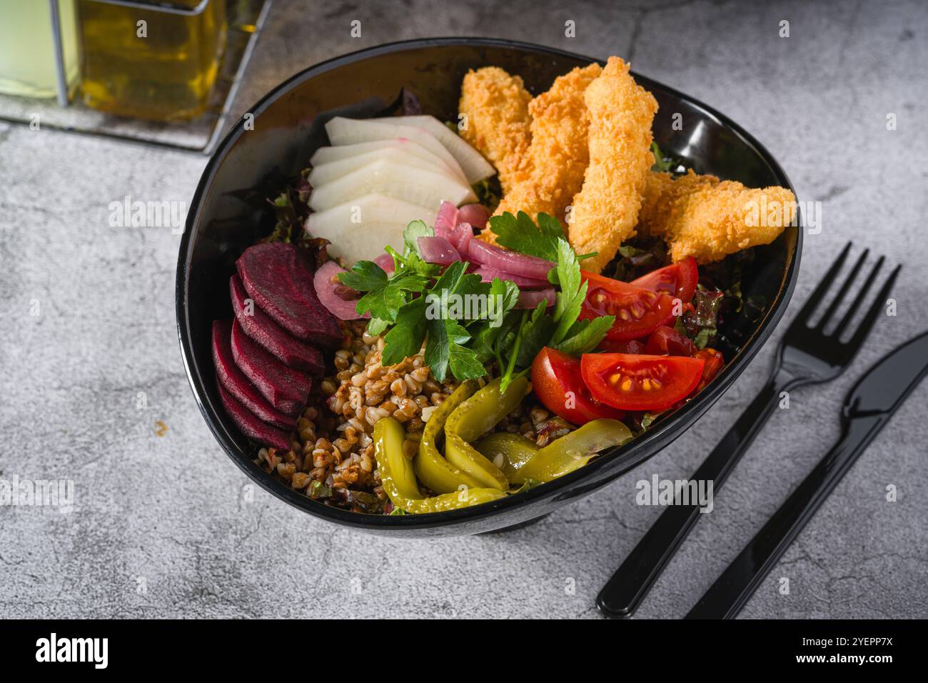 Insalata di grano saraceno con capperi, gamberi tempura e sottaceti. Concetto di alimentazione sana Foto Stock