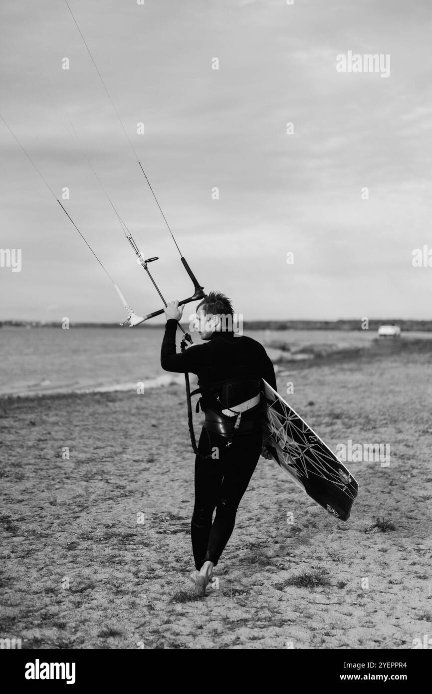Un uomo medio adulto si dirige per il kitesurf Foto Stock