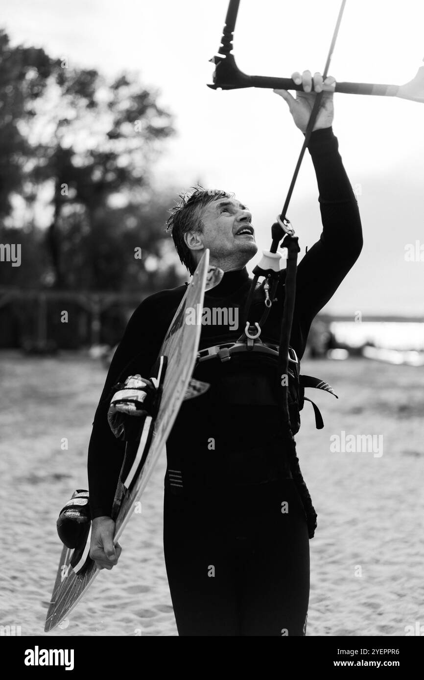 Un uomo medio adulto si dirige per il kitesurf Foto Stock