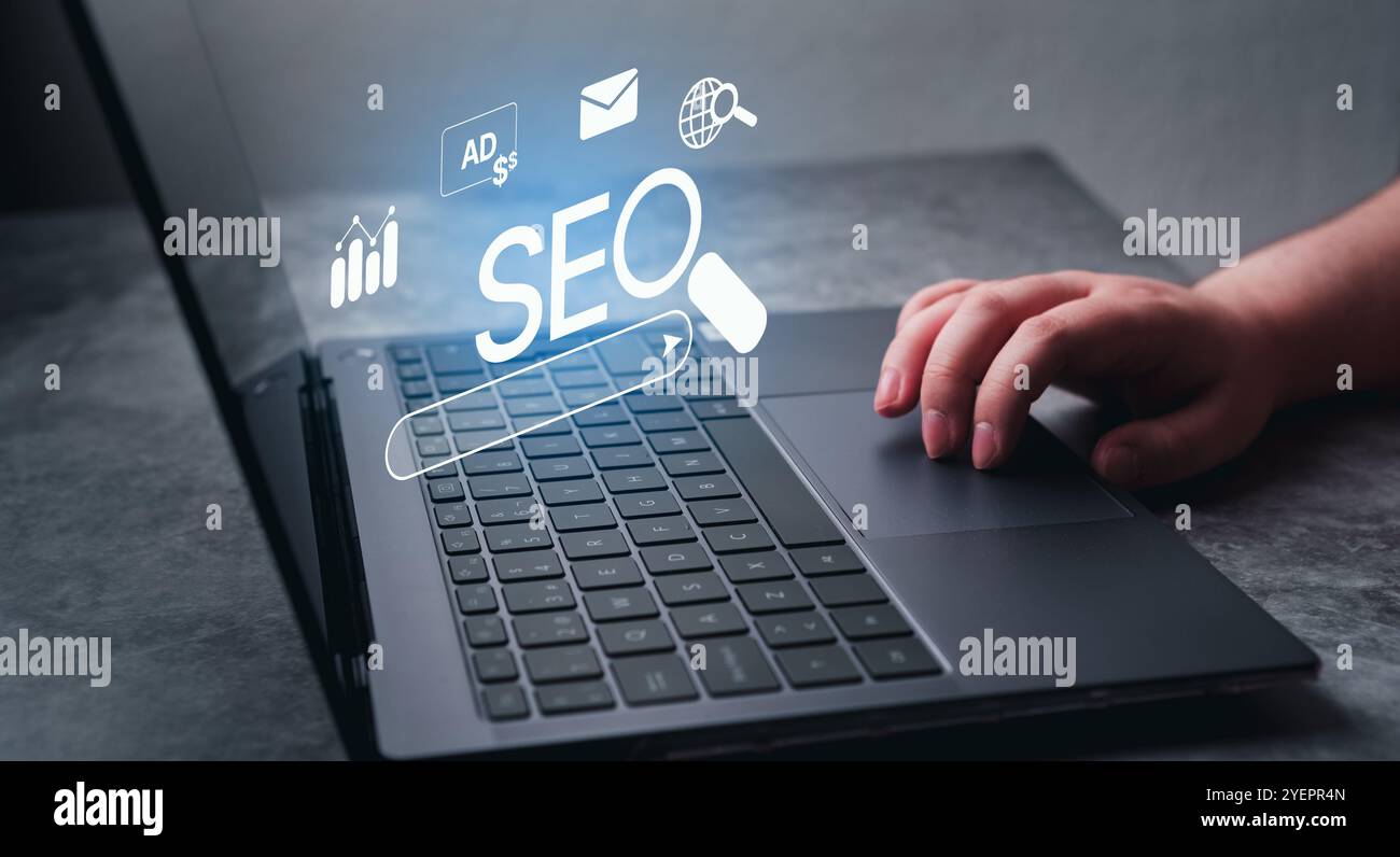 Concetto di ottimizzazione dei motori di ricerca. Mano di una donna che usa la tastiera del notebook per cercare informazioni online. Sito Web sul traffico. Tecnologia di ricerca dati. Foto Stock