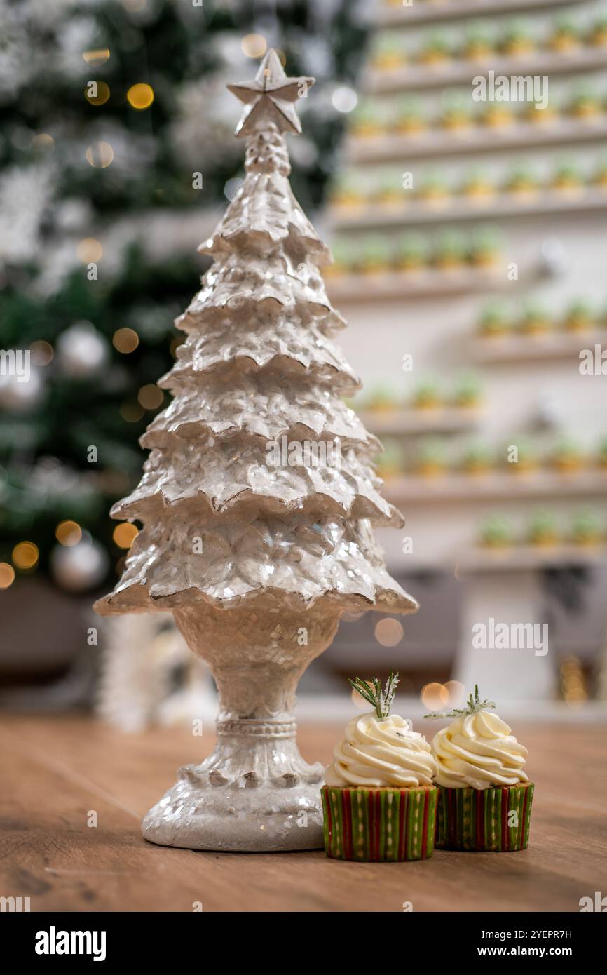 Decorazioni natalizie e due cupcake Foto Stock