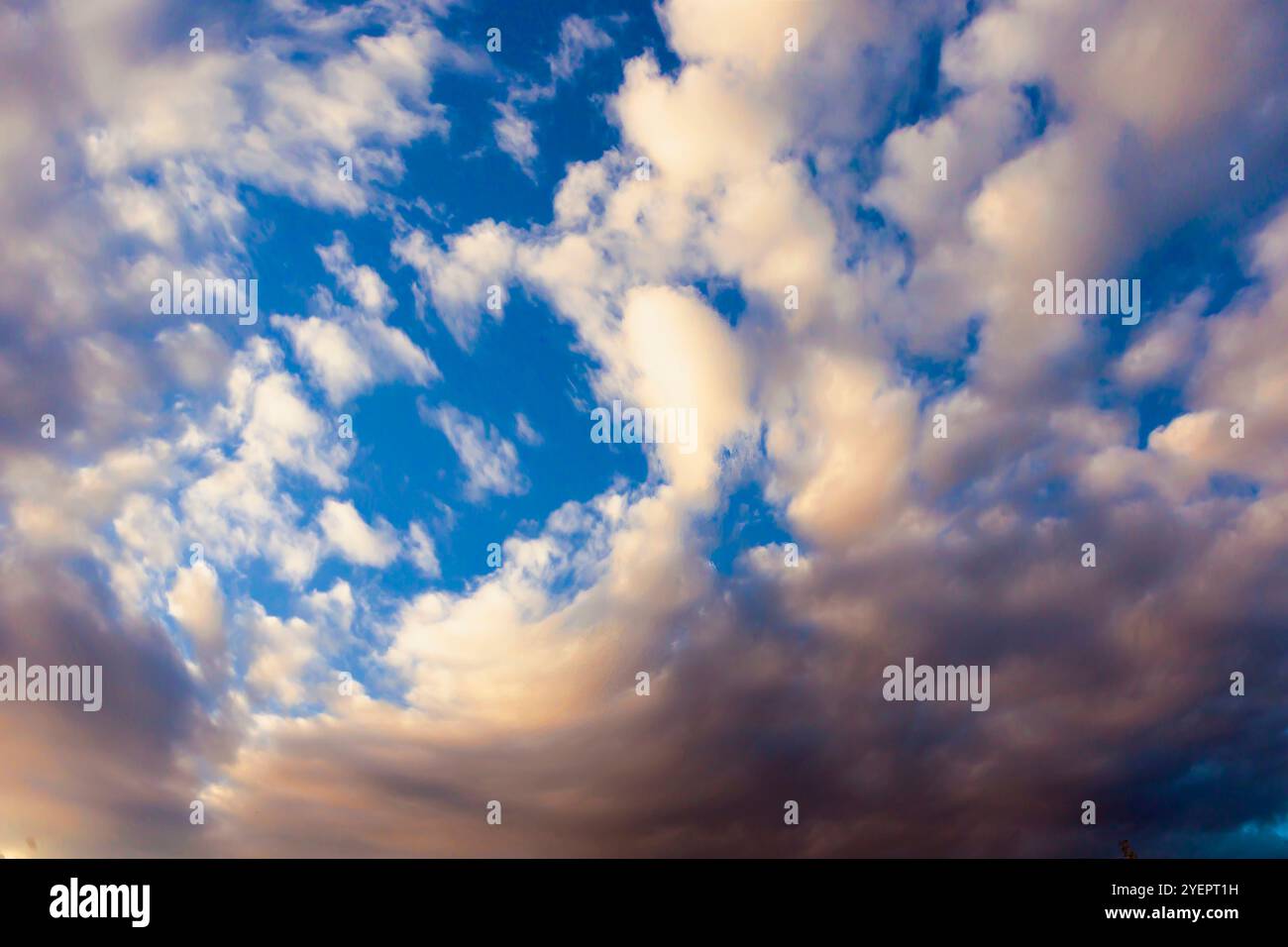 Cielo dinamico con nuvole fluide e sfondo blu Foto Stock