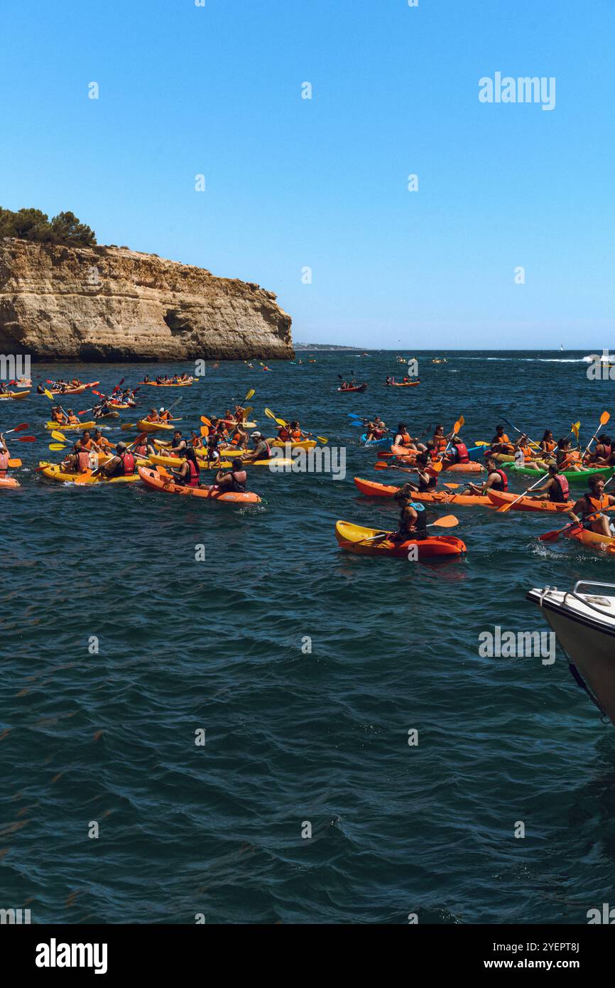 Turisti in kayak nel mare, a sud del Portogallo Foto Stock