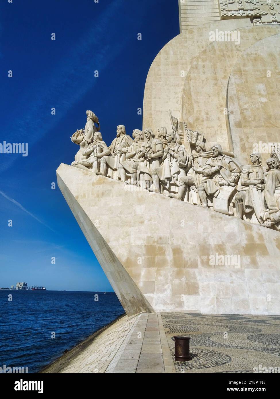 Monumento del Conquistador a Lisbona in una giornata di sole Foto Stock