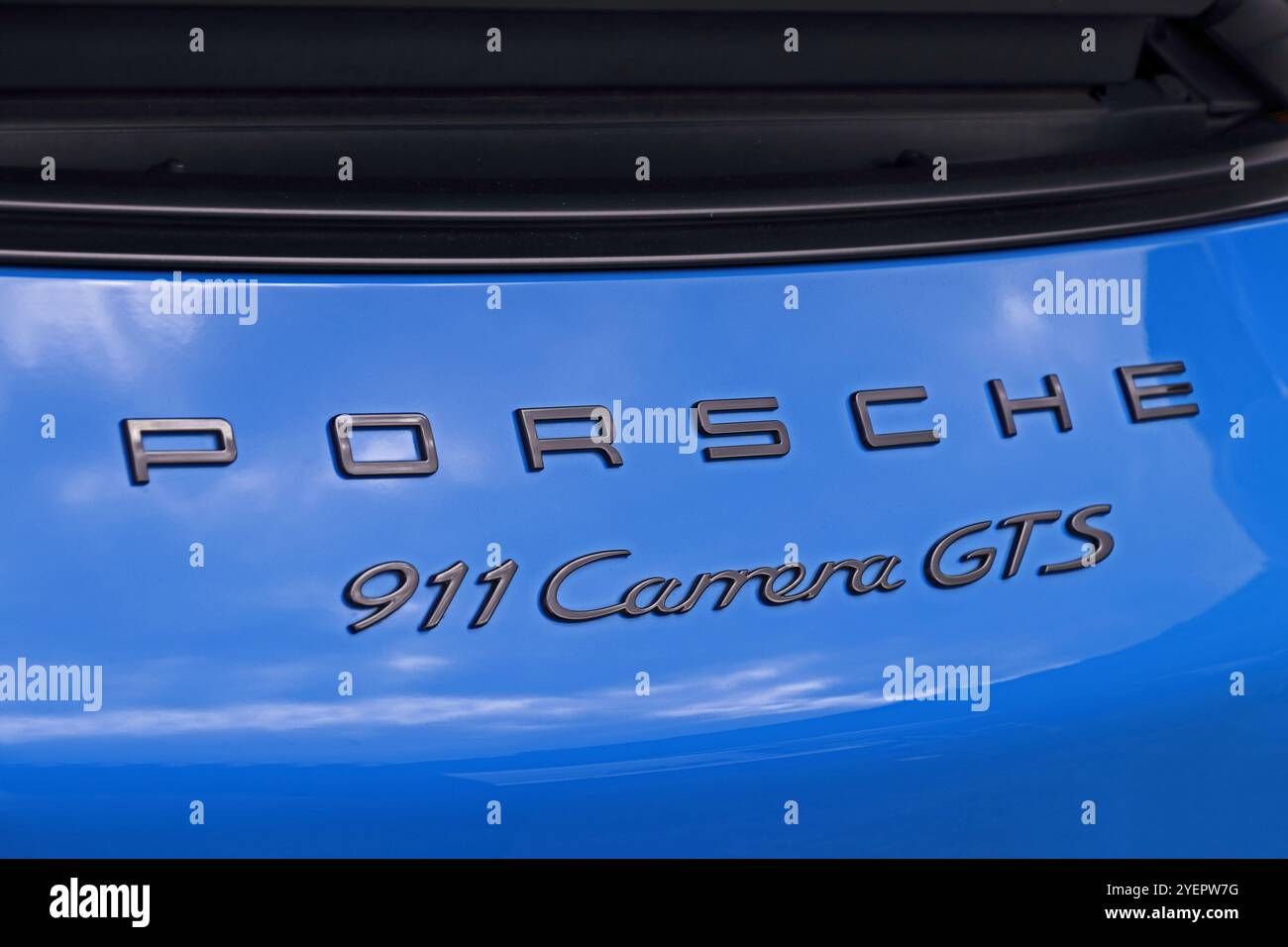 Logo Porsche sul cofano posteriore di Porsche 911 GTS Foto Stock