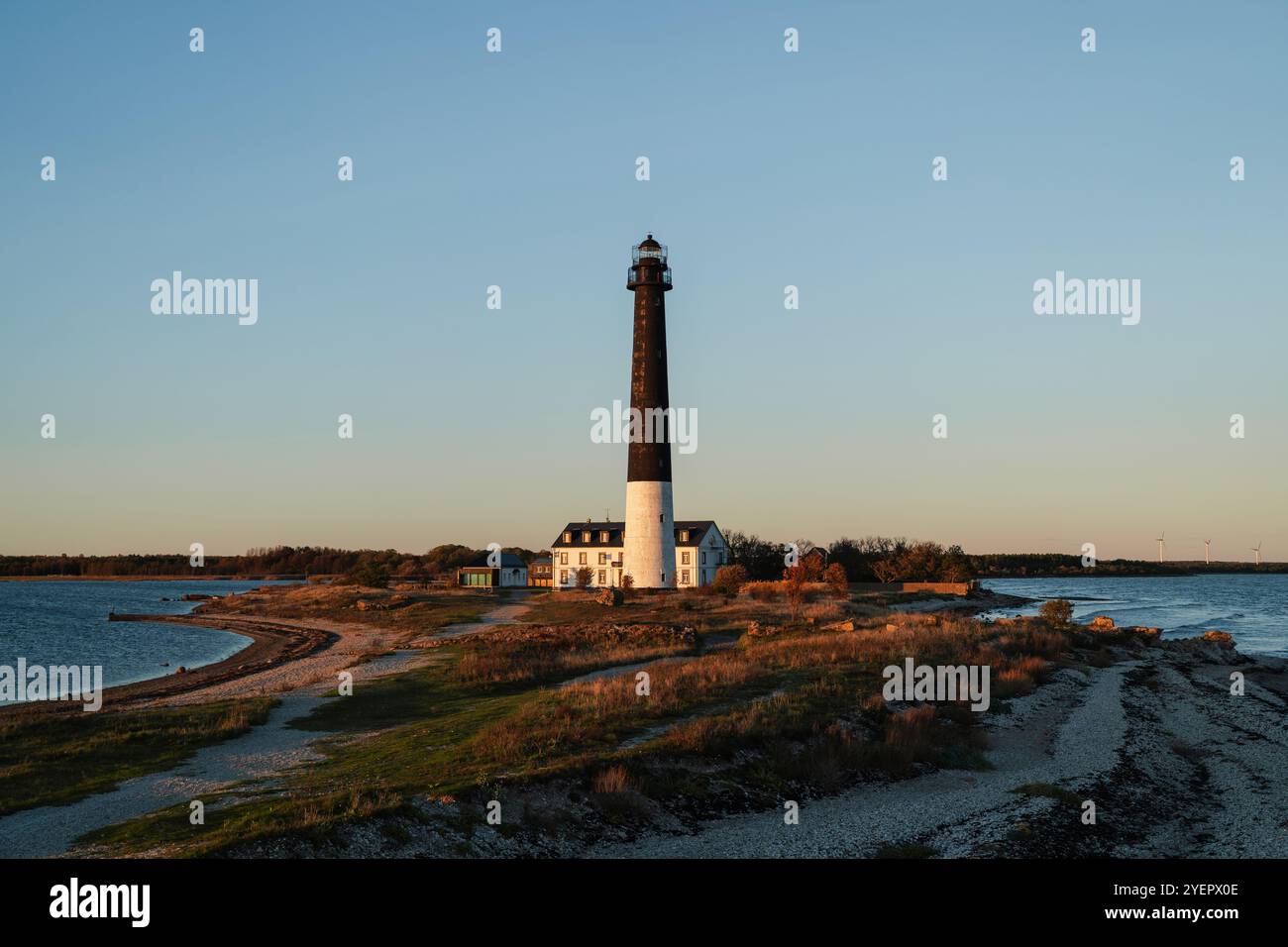 Faro di Sõrve sul cielo blu del tramonto, Saaremaa Estonia Foto Stock