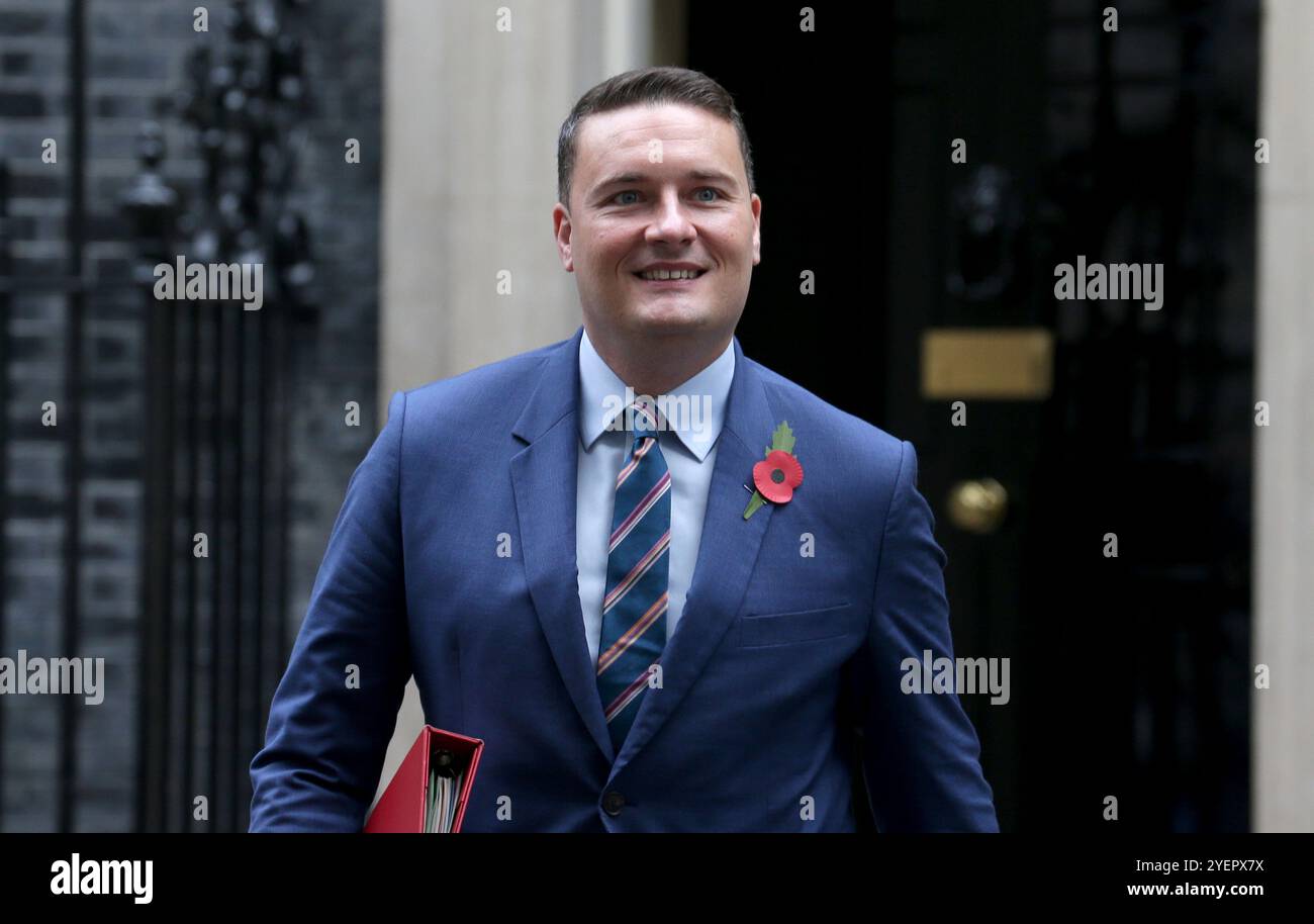 Londra, Regno Unito. 30 ottobre 2024. Il Segretario di Stato per la salute e l'assistenza sociale Wes Streeting lascia il 10 di Downing Street dopo aver partecipato ad una riunione del Gabinetto a Londra. (Foto di Fred Duval/SOPA Images/Sipa USA) credito: SIPA USA/Alamy Live News Foto Stock