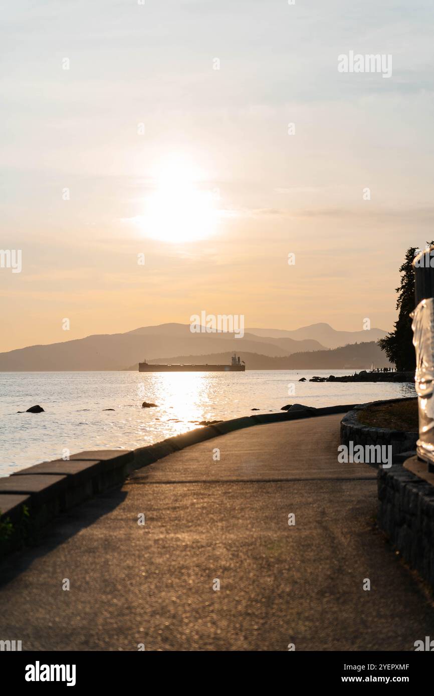 Passeggiata lungo la costa di Vancouver al tramonto a luglio Foto Stock