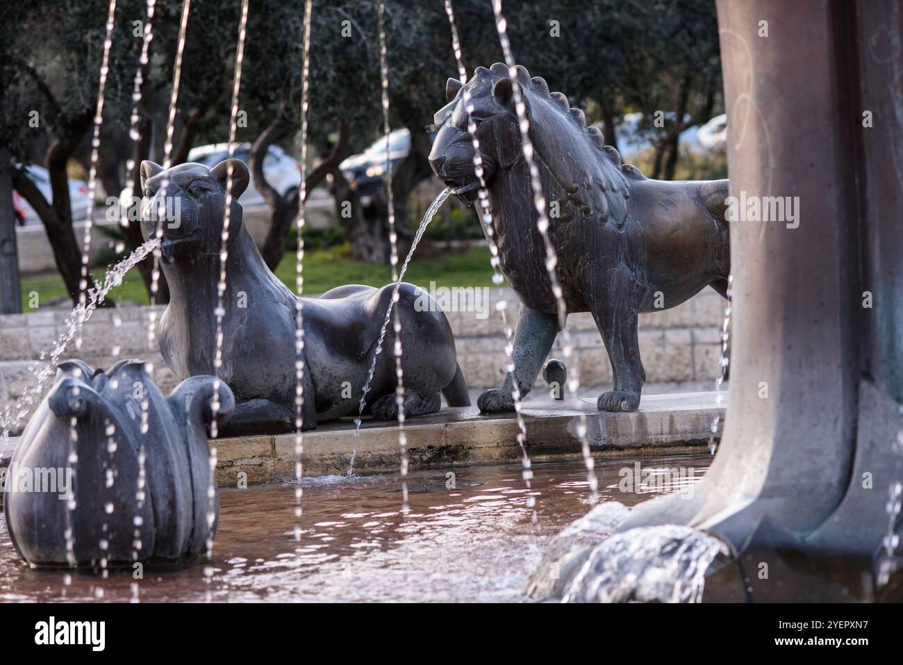 La Fontana dei Leoni di Gerusalemme, una fontana scolpita in bronzo e oro situata in un parco nel quartiere Yemin Moshe di Gerusalemme, Israele. Foto Stock