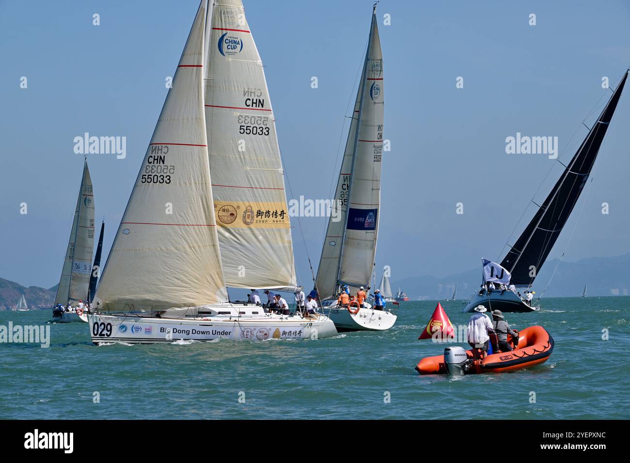 Shenzhen, Cina. 1 novembre 2024. La 16a China Cup International Regatta si terrà nella zona di Daya Bay a Shenzhen il 1° novembre 2024. Hanno partecipato oltre 200 flotte e circa 1.260 atleti provenienti da quasi 30 paesi e regioni in tutto il mondo. Credito: Chen Wen/China News Service/Alamy Live News Foto Stock