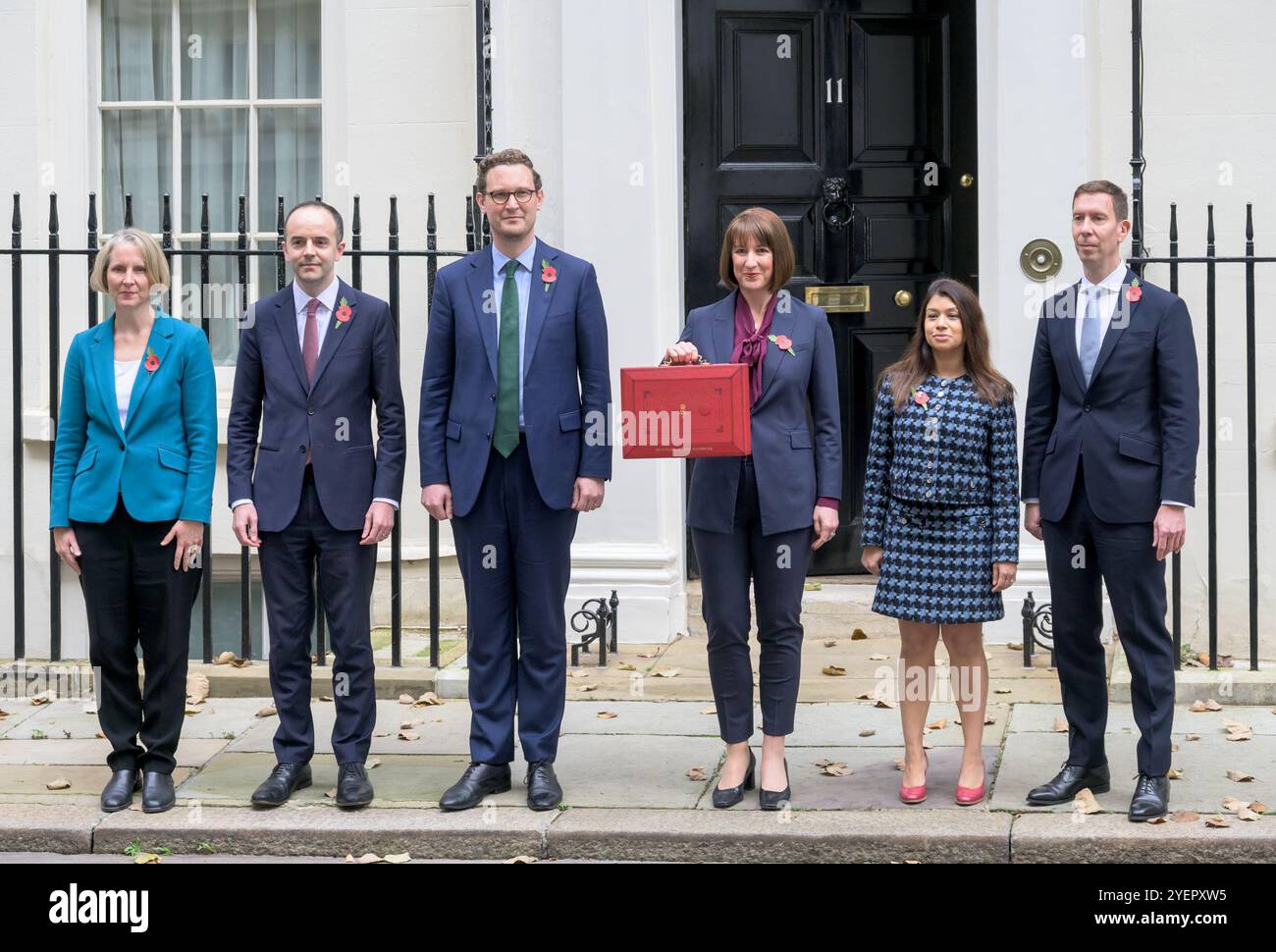 Rachel Reeves MP (Cancelliere dello Scacchiere) e il suo team del Tesoro a Downing Street prima del suo primo budget 30 ottobre 2024. Emma Reynolds, Darre Foto Stock