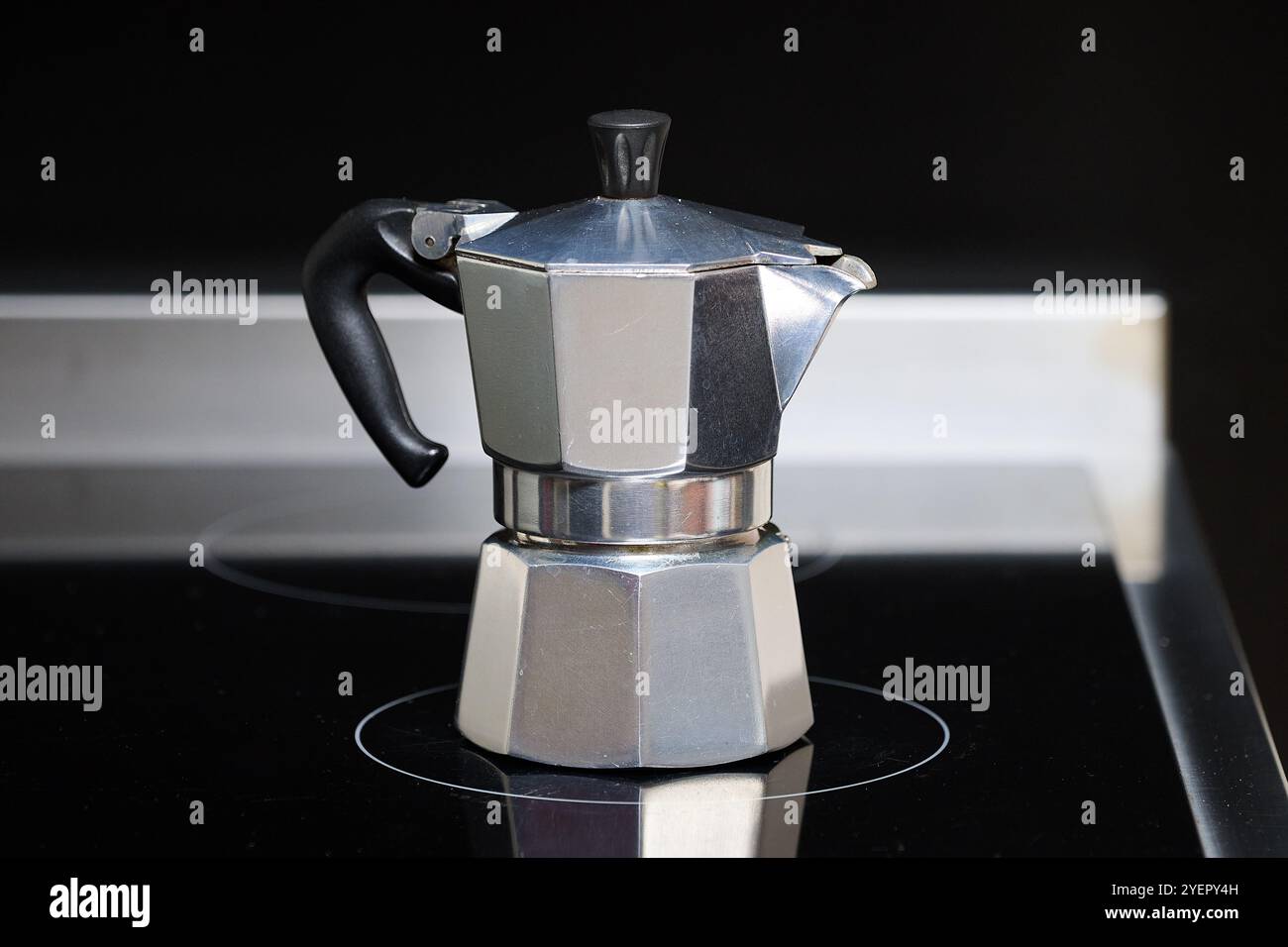 Preparate e servite il caffè con una macchina per il caffè italiano Foto Stock