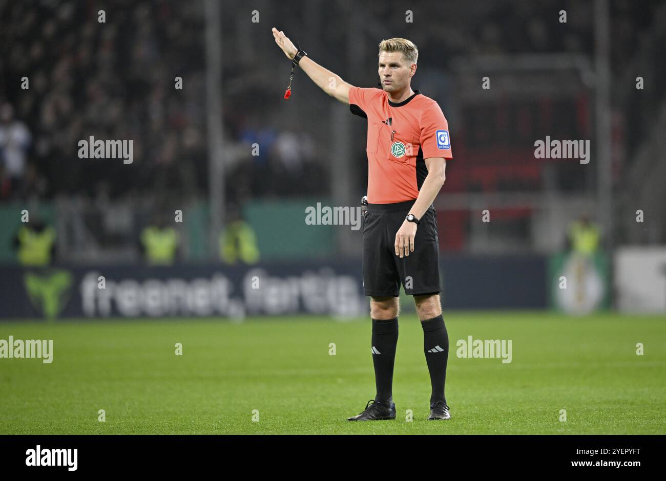 Arbitro Timo Gerach DFB Cup, Gesture Gesture PreZero Arena, Sinsheim, Baden-Wuerttemberg, Germania, Europa Foto Stock