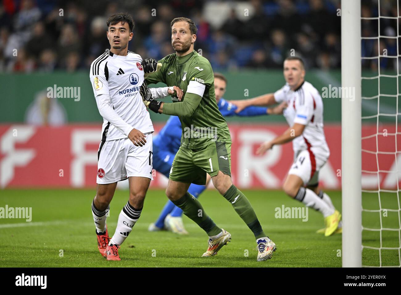 Scena area di rigore, scena area goal Jens Castrop 1. FC Nuernberg FCN (17) contro il portiere Oliver Baumann TSG 1899 Hoffenheim (01) DFB-Pokal, PreZer Foto Stock
