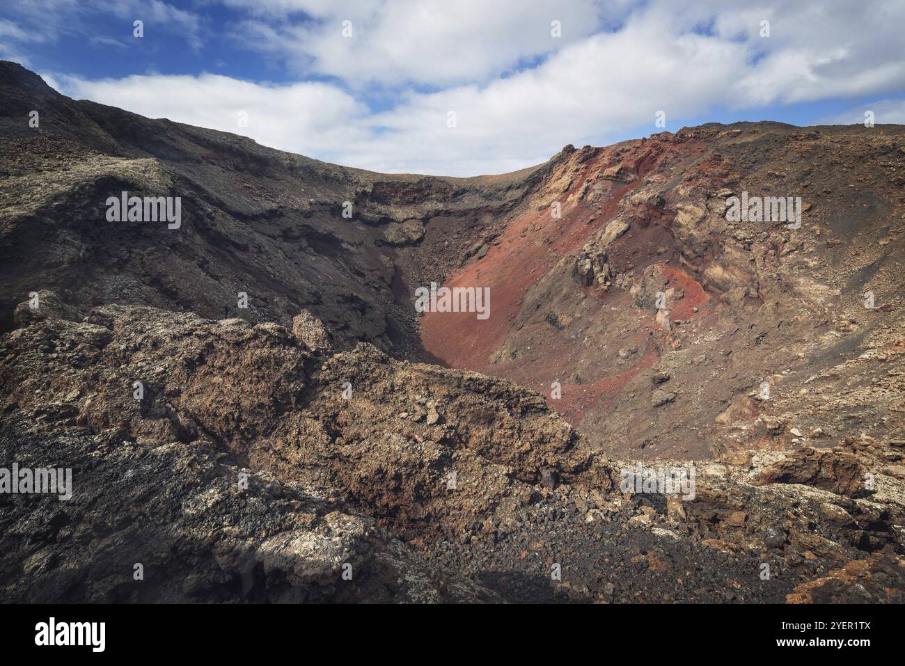 Incredibile paesaggio vulcanico. Cratere vulcanico nel parco nazionale di Timanfaya, Lanzarote, isole canarie, Spagna, Europa Foto Stock