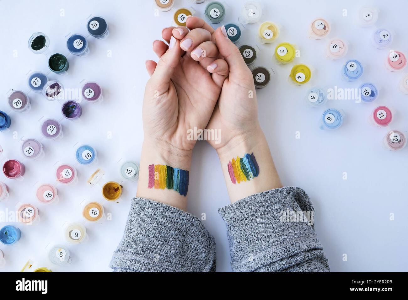 Bandiera Rainbow LGBTQ dipinta a mano. Supporto per la comunità lgbt. Onore del mese dell'orgoglio. Collegare le persone, toccare le mani. Crema mani multicolore Foto Stock