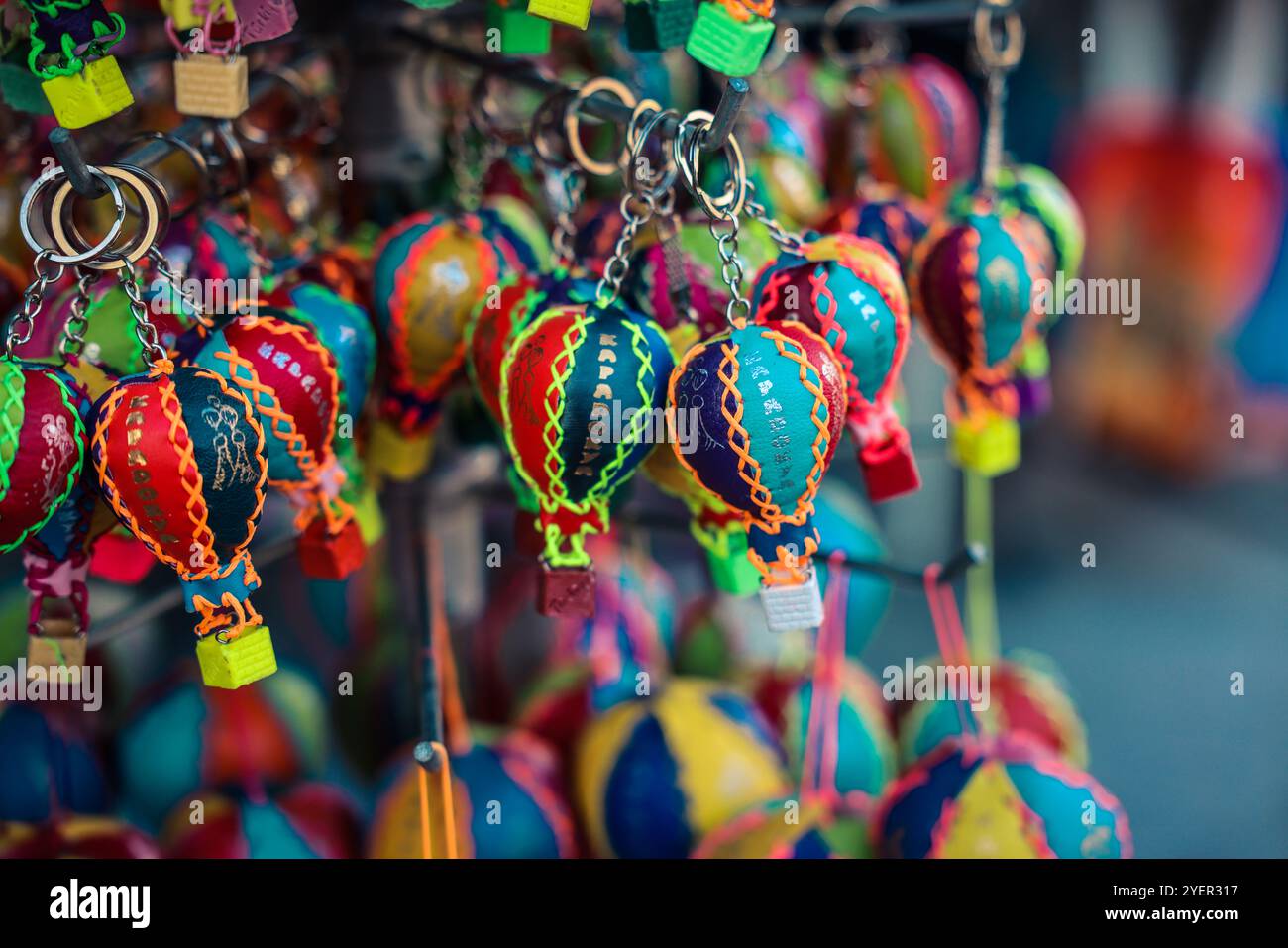 I portachiavi in mongolfiera dai colori vivaci sono esposti in un mercato in Cappadocia. Il design vivace attira i visitatori creando un'atmosfera vivace Foto Stock