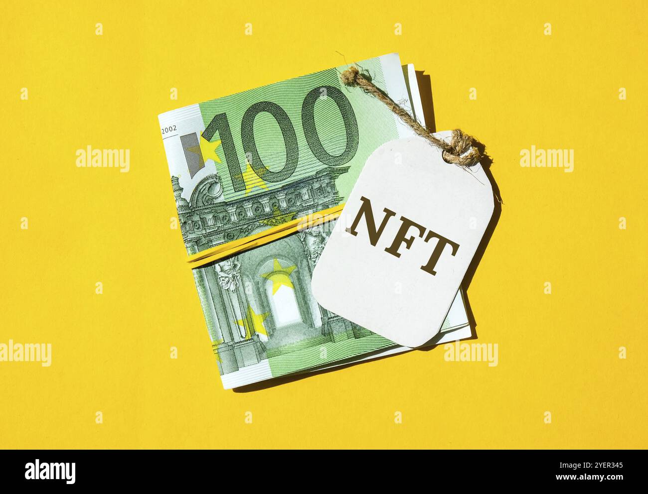 Testo token non-fungibile NFT. Parole concettuali NFT token non-fungibile su carta bianca. Sfondo delle fatture in euro. Blockchain asset cripto art, arte digitale, Foto Stock
