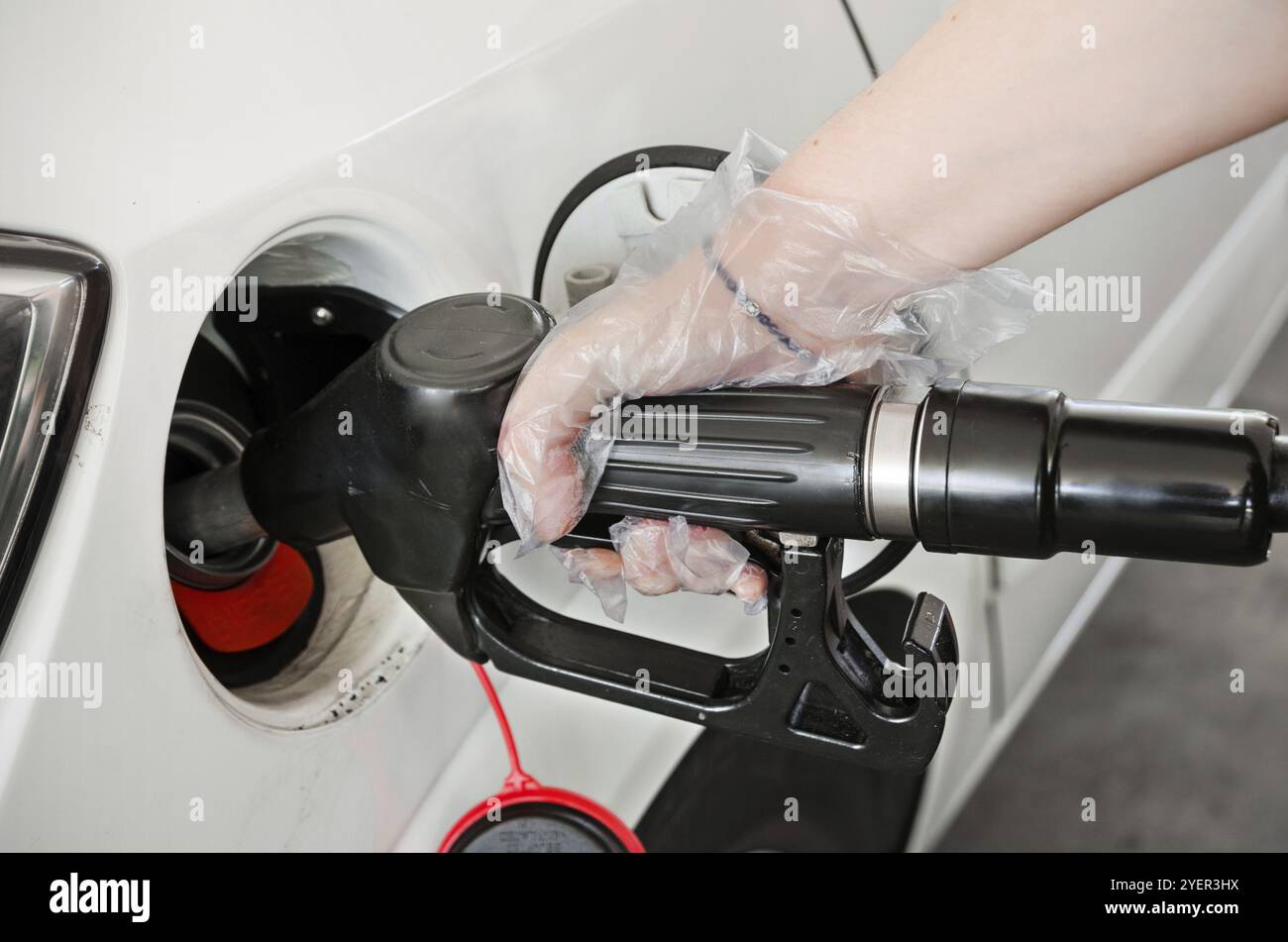 Donna mano riempiendo l'auto con carburante Foto Stock