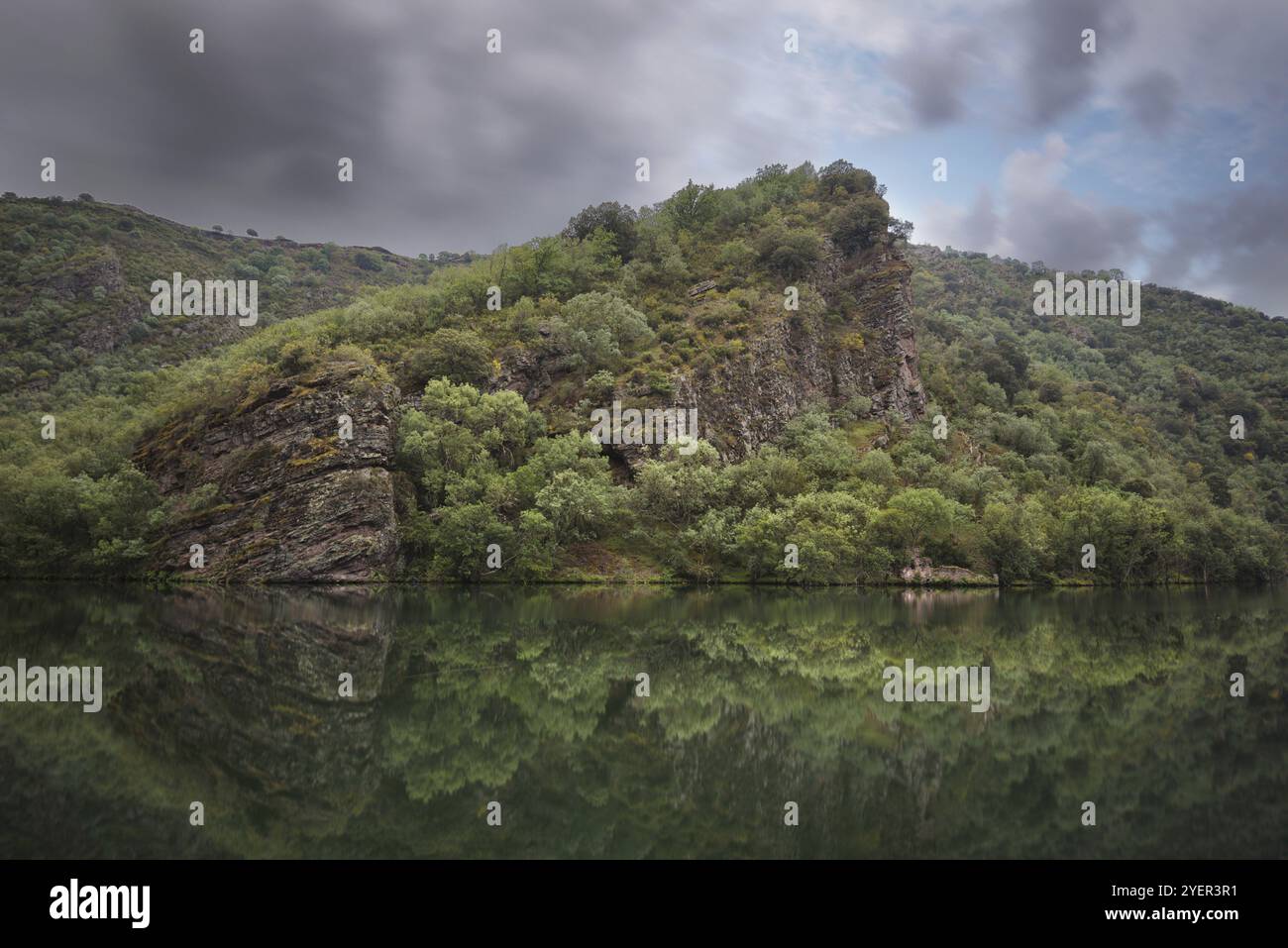 Paesaggio panoramico di riflessi e rovine in un lago tranquillo in una giornata nuvolosa, la Rioja, Spagna, Europa Foto Stock