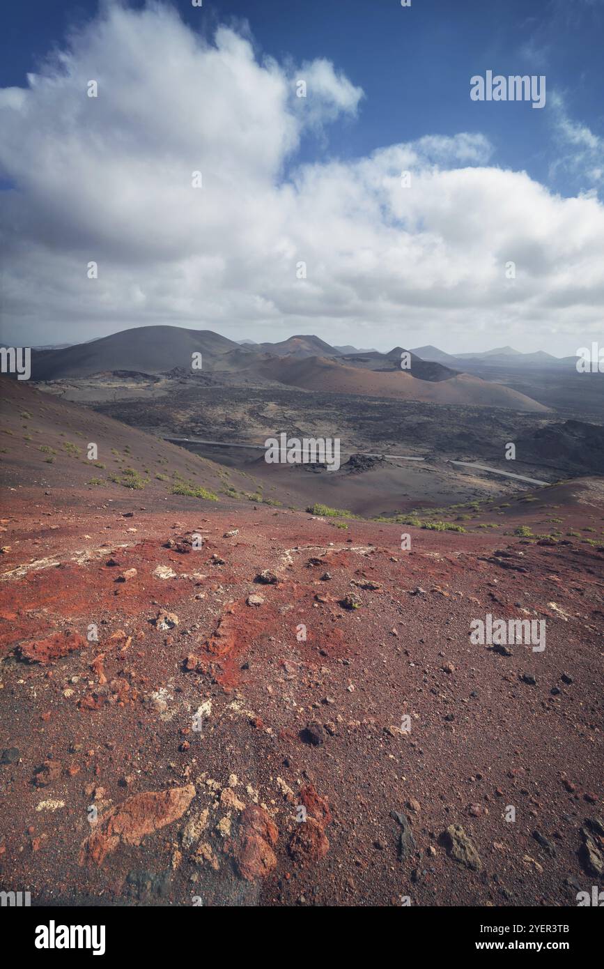 Incredibile paesaggio vulcanico e deserto lavico nel parco nazionale di Timanfaya, Lanzarote, isole canarie, Spagna, Europa Foto Stock