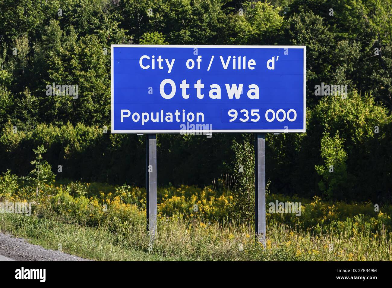 Ingresso alla città di Ottawa. Segnaletica blu sulla strada, segnaletica canadese in due lingue francese e inglese, Ville d'ottawa, Canada, North Americ Foto Stock