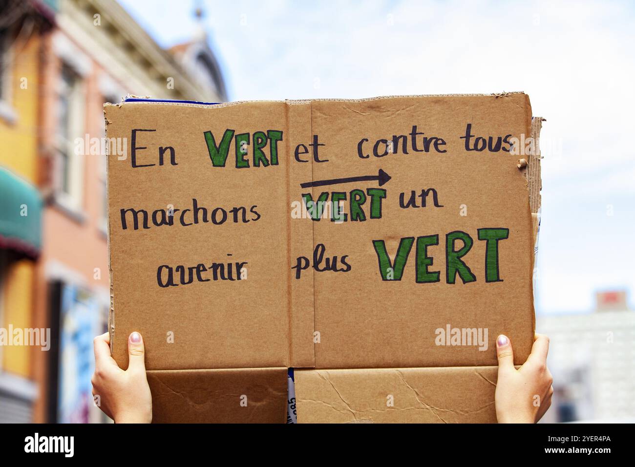 Una vista ingrandita di un segno francese, dicendo in verde e tutti contro cammina verso un futuro più verde, detenute da un attivista ecologico durante una manifestazione di protesta in un Foto Stock