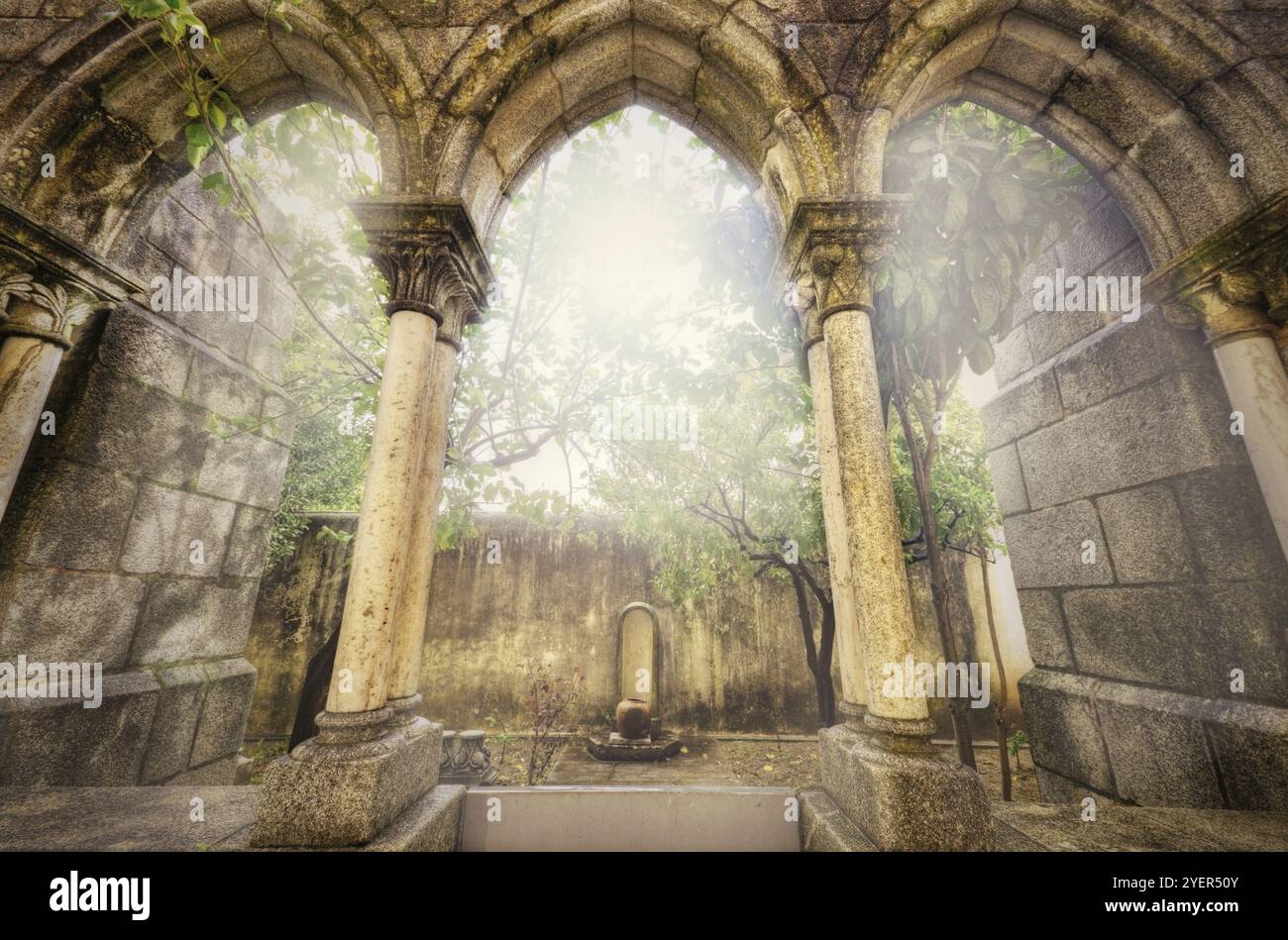 Antichi archi gotici nel myst. Paesaggio fantastico a Evora, Portogallo, Europa Foto Stock